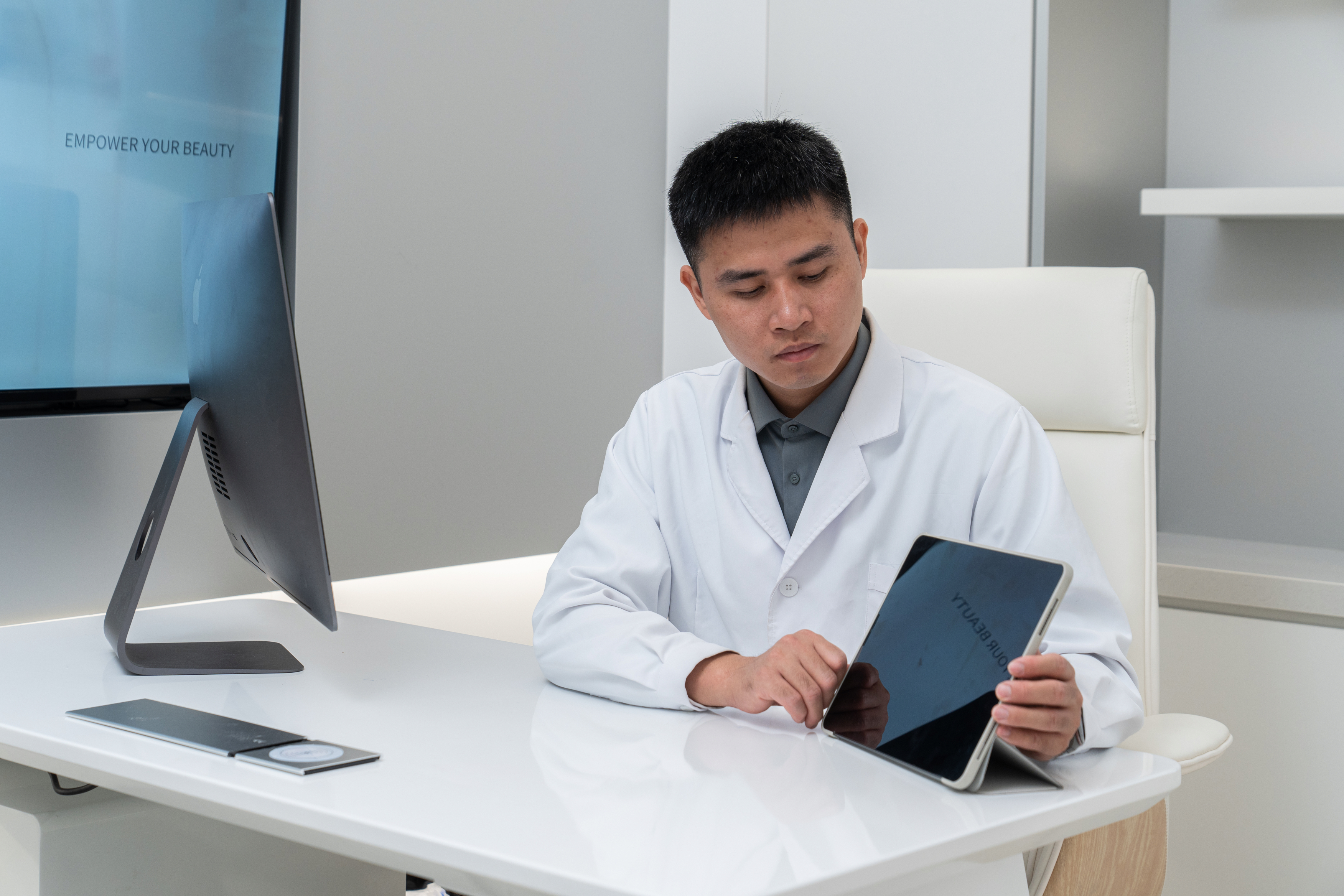 Doctor reviewing a postoperative recovery plan