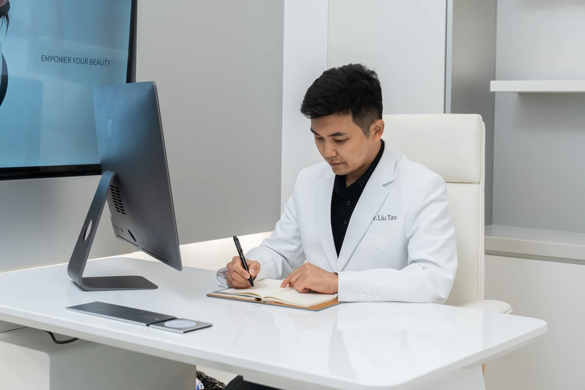 Doctor Liu Tao consulting with a patient