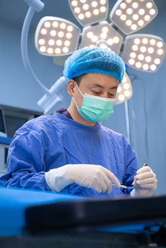 Doctor Lu Zhihao performing surgery
