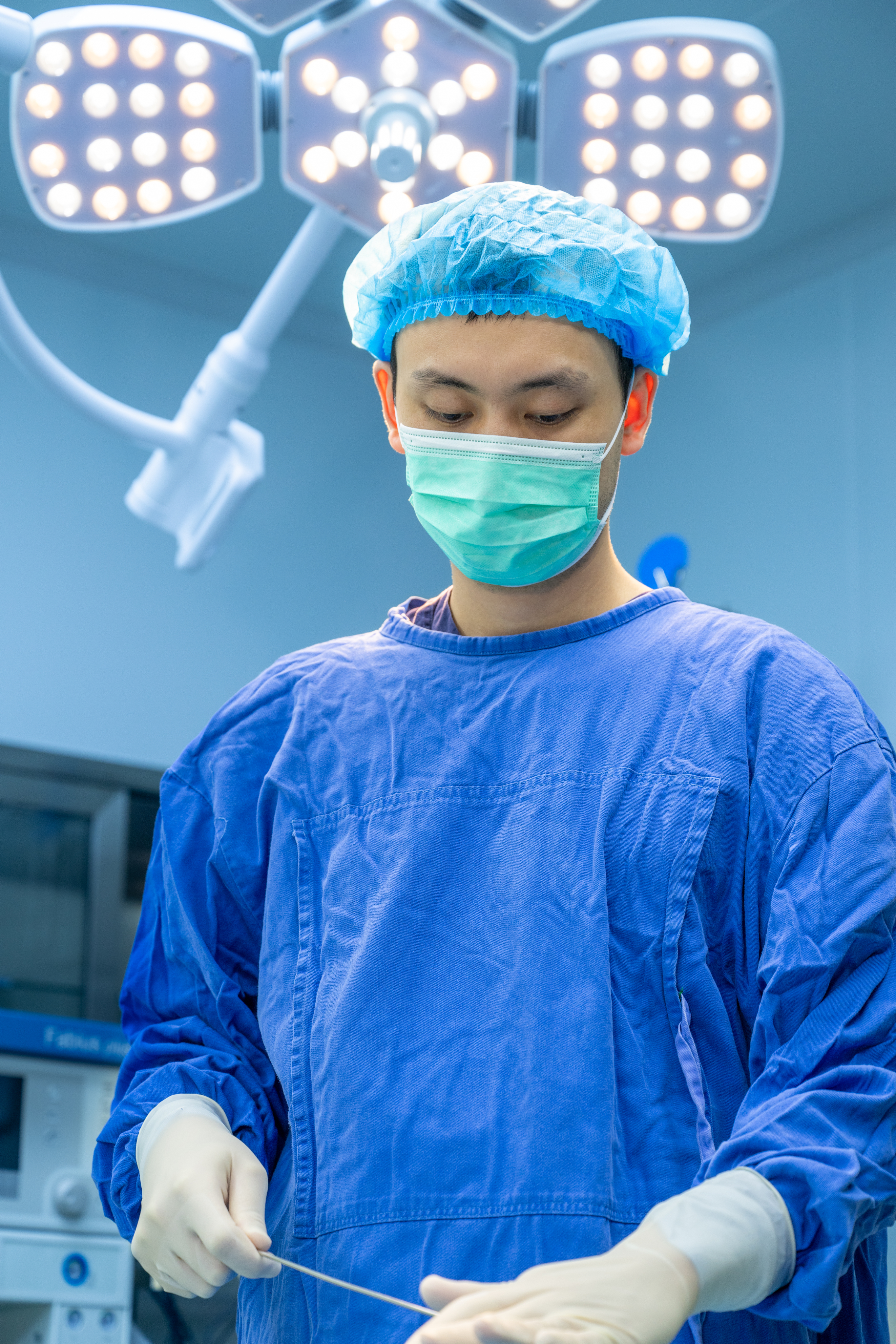 Doctor Wang Jinlong performing surgery